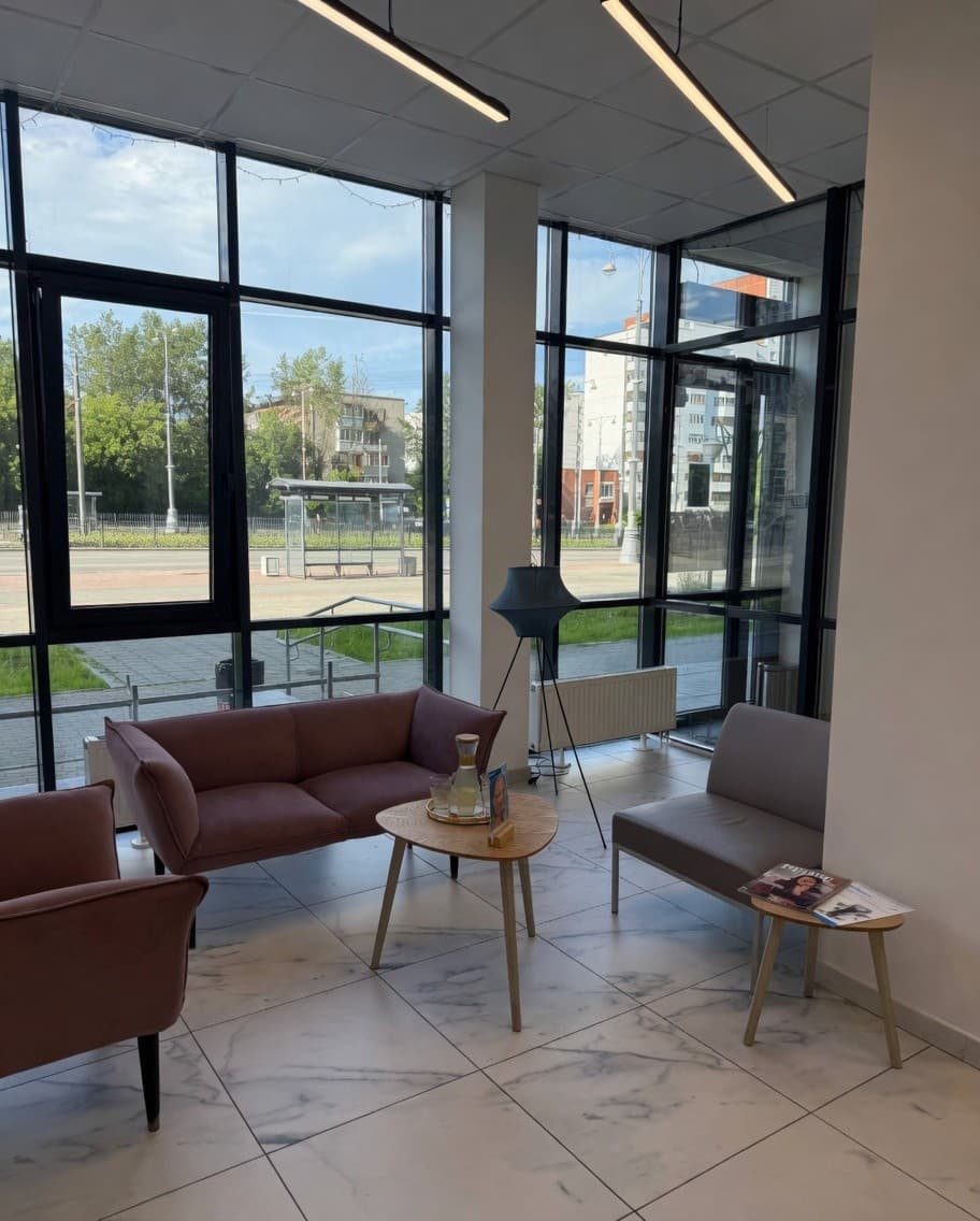 Холл Eco Clinic у панорамных окон
